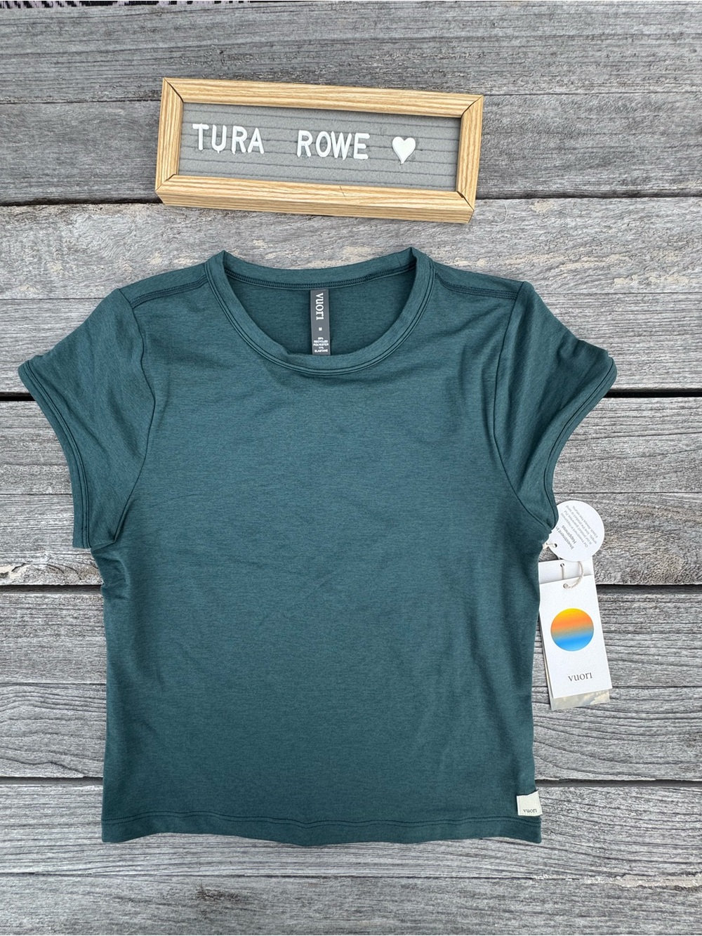 Vuori Halo Baby Tee Moss Heather Size Medium NWT Soft Stretch Cropped Tee